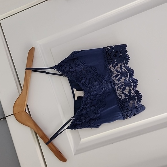Forever 21 Tops - Lacey navy blue crop top bralette!